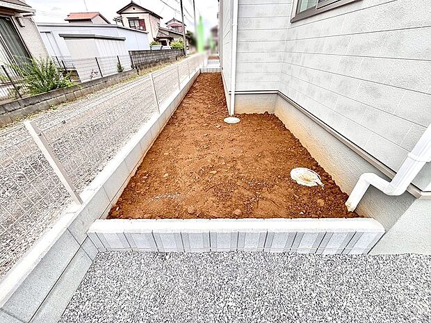 プランターを並べて季節のお花を楽しめるお庭付き。