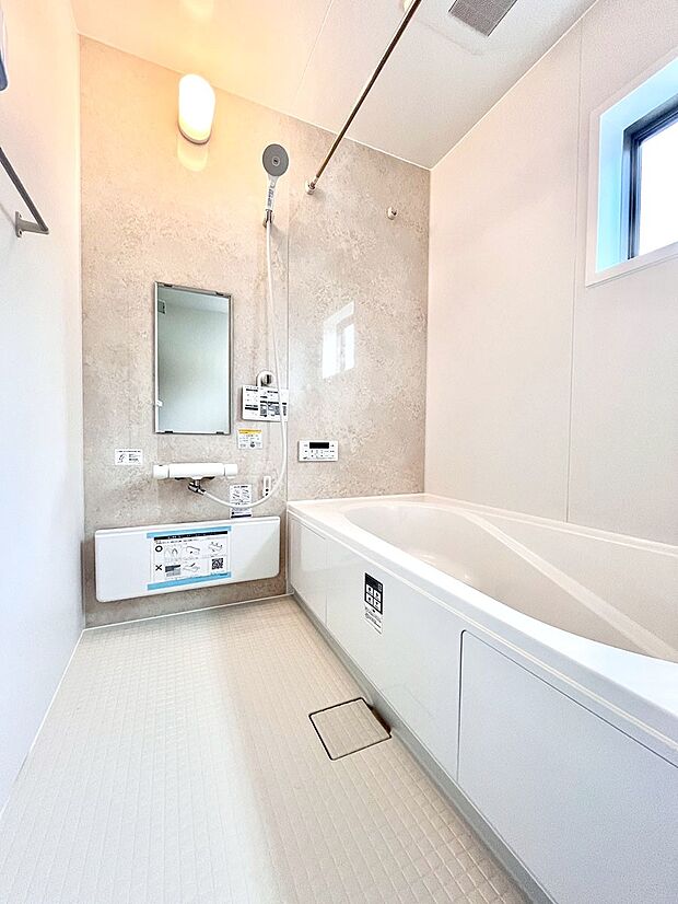 一日の疲れを癒してくれる明るい清潔感のあるバスルーム