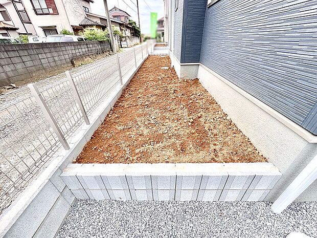 プランターを並べて季節のお花を楽しめるお庭付き。