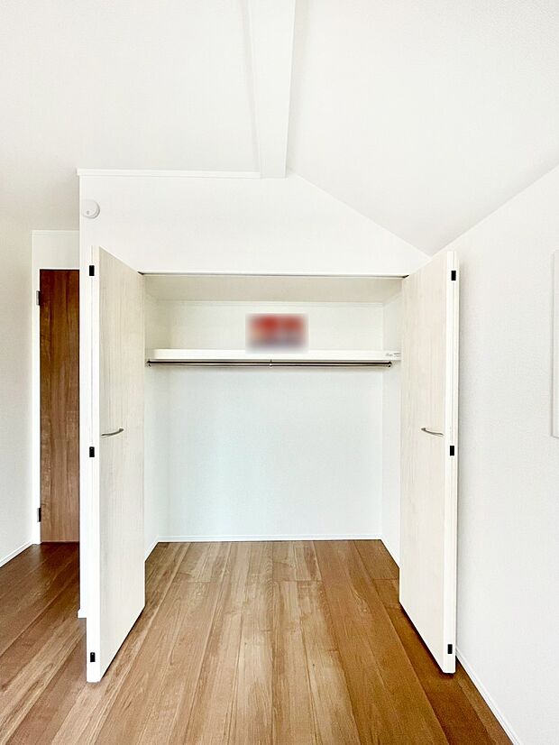 毎日着る衣類や荷物などの収納に便利なクローゼット付きです。