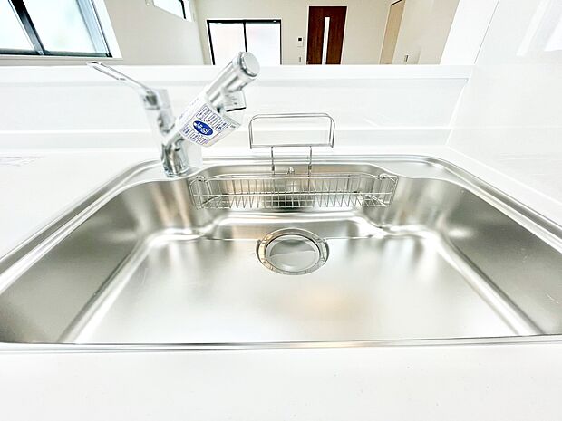 広々としたシンクでお料理やお皿洗いもラクラク快適に！