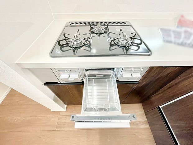 ガスコンロはＳｉセンサー搭載。火力調節や焦げ付き・消し忘れも防いでくれます。