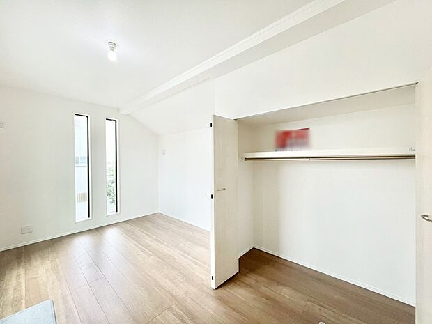 やさしい光がさしこむ居室はしっかり収納付き