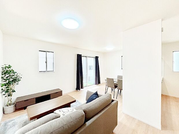 明るい陽光に包まれる心地のよいリビングで家族団らんが楽しめます！