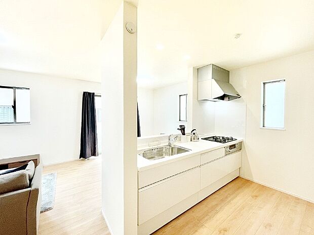 ご家族の会話弾む対面キッチン。お料理中のパパママもご家族と過ごす時間が増えそう！