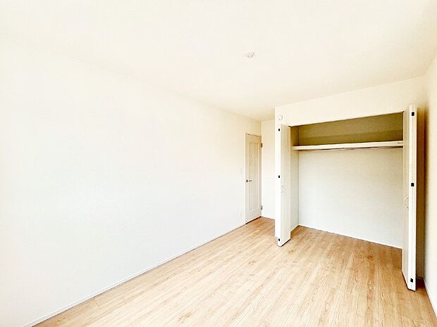お子さまのお部屋としても！衣類の整理整頓に便利なクローゼット付きの洋室。