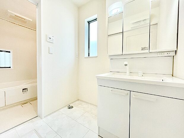 1日の始まりも心地よく！柔らかな朝の光を感じられる窓がついた洗面室