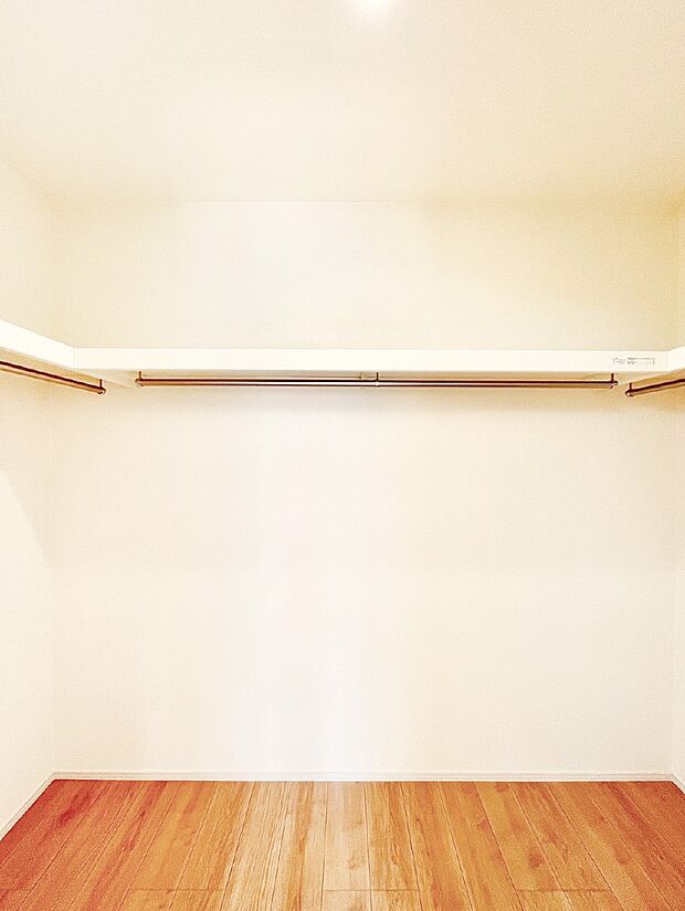 衣類をハンガーに掛けたまま収納できるWIC。衣類の整理整頓がしやすくて便利です！