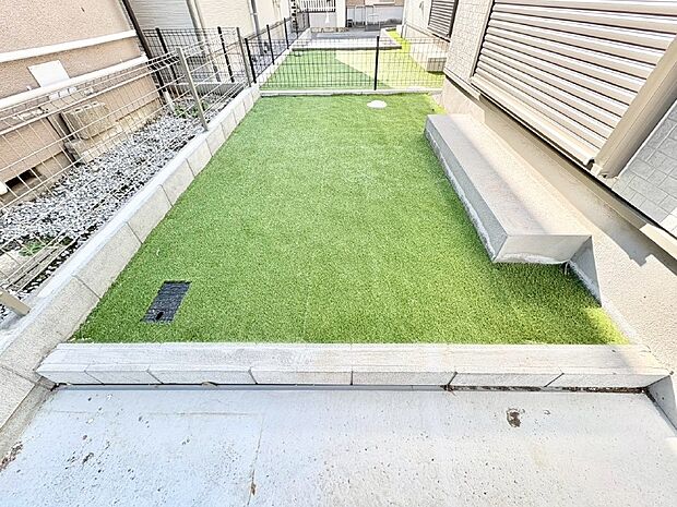 プランターを並べて季節のお花を楽しめるお庭付き。