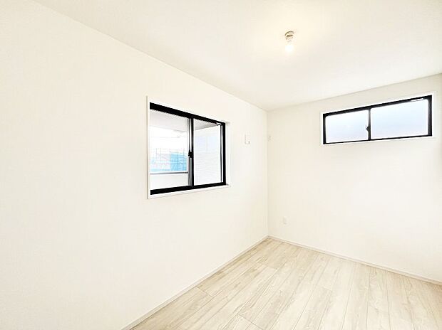 窓からのやさしい光が心地よいプライベートルーム