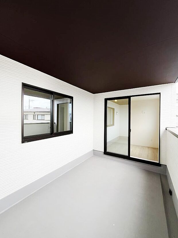 上部に屋根がかかっているので急な雨の時にも安心です。