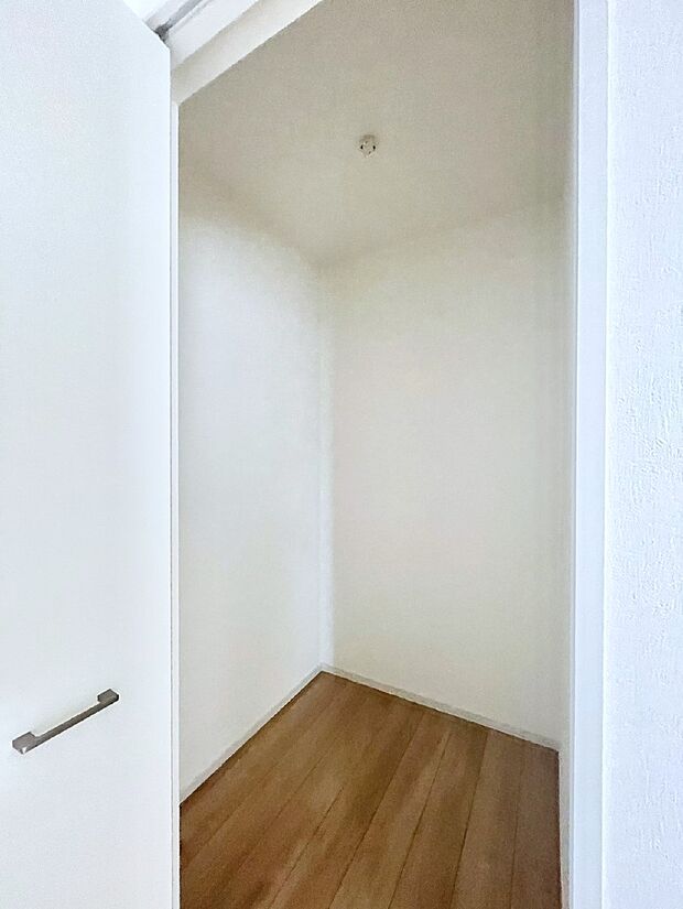 1階には家族みんなで共有できる収納スペース。ファミリークロークとしてお使いいただけます。