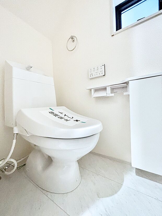 ウォシュレット付きトイレが安心の2ヶ所!朝のバタバタも一安心です。