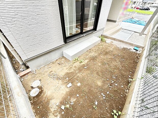ガーデニングや家庭菜園も楽しめるお庭付き。
