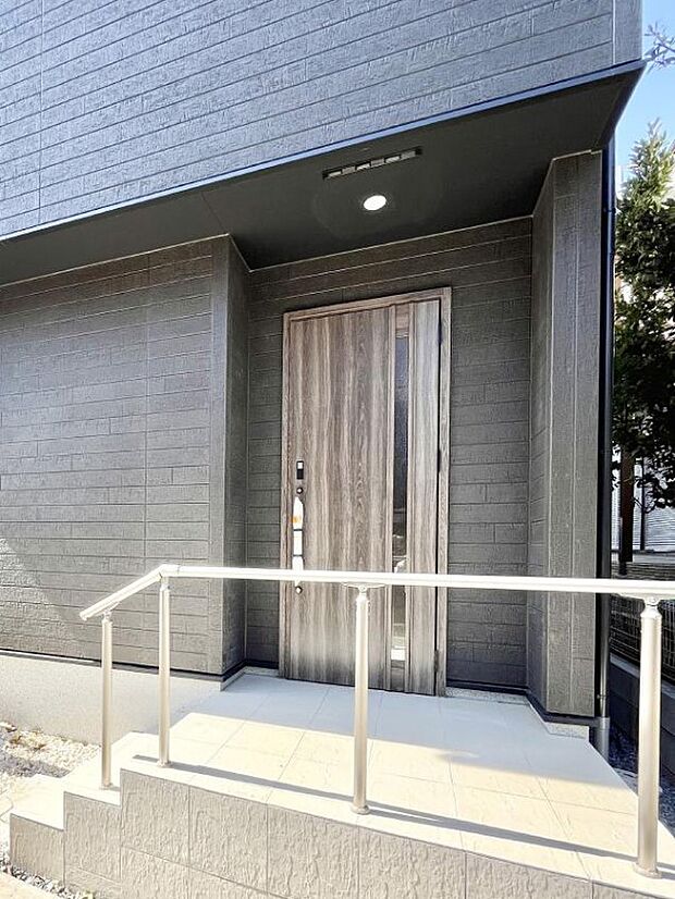 大切な家族、来客を出迎える玄関。