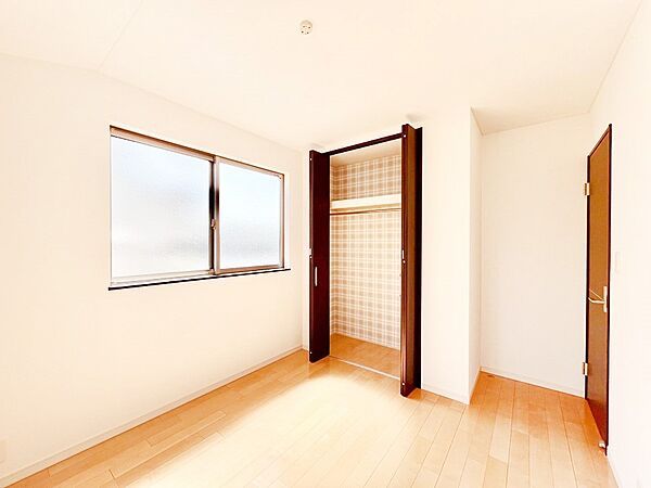 お子さまのお部屋としても！衣類の整理整頓に便利なクローゼット付きの洋室。