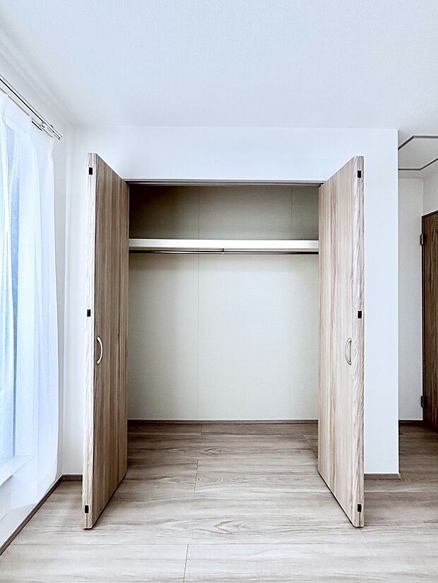 洋室のクローゼット。奥行きがあるので厚手の衣類もすっきり収まります。