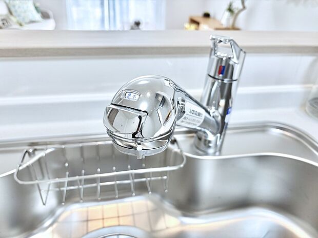 いつでも清潔なおいしいお水を。一つの水栓で水道水と浄水を使い分け。