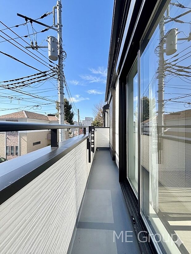 ゆったりバルコニーだから沢山お洗濯ものを干せます。