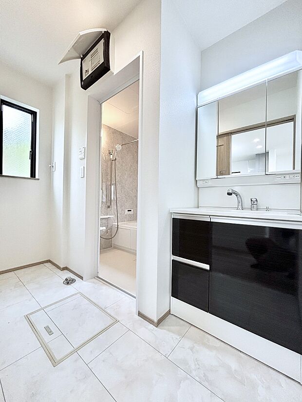 清潔感ある洗面化粧室で朝の身支度も快適