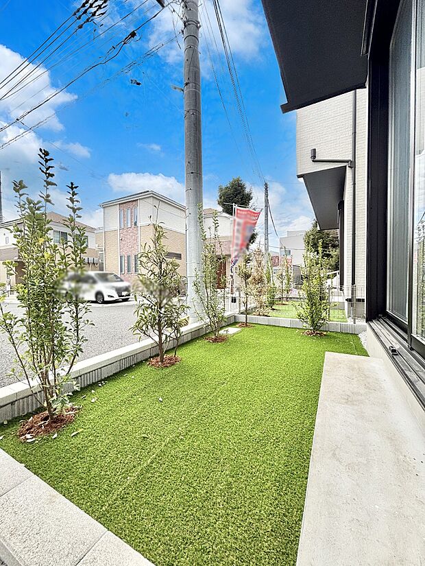 家族で楽しめる庭付きです。ガーデニングや物置を置いたり、お子様がいらっしゃるご家庭ではプールなど使い方はさまざまです。