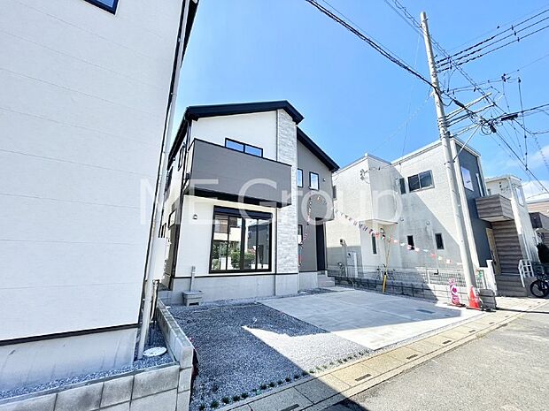 シンプルで落ち着きのある建物は住むかたの個性でオリジナルなものになっていきます。