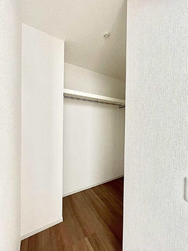 ウォークインクローゼット付きで生活空間を広く利用できます。