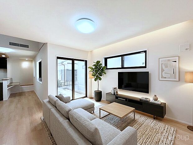 ご家族の賑やかな話し声で包まれる明るいリビング ※家具はCGです