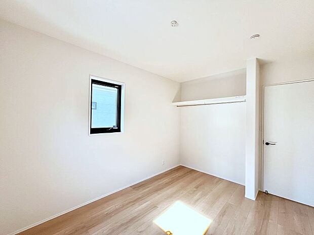 物や洋服の出し入れがスムーズなオープンクローゼット付きのお部屋