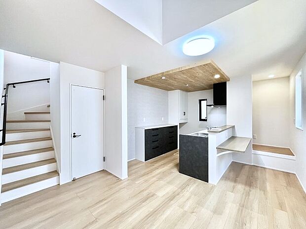 日当たりの良いリビング。お気に入りのグリーンを飾れば更に心地よさがアップ!