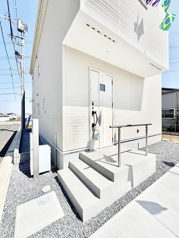玄関前は雨が降っても濡れにくい屋根付き