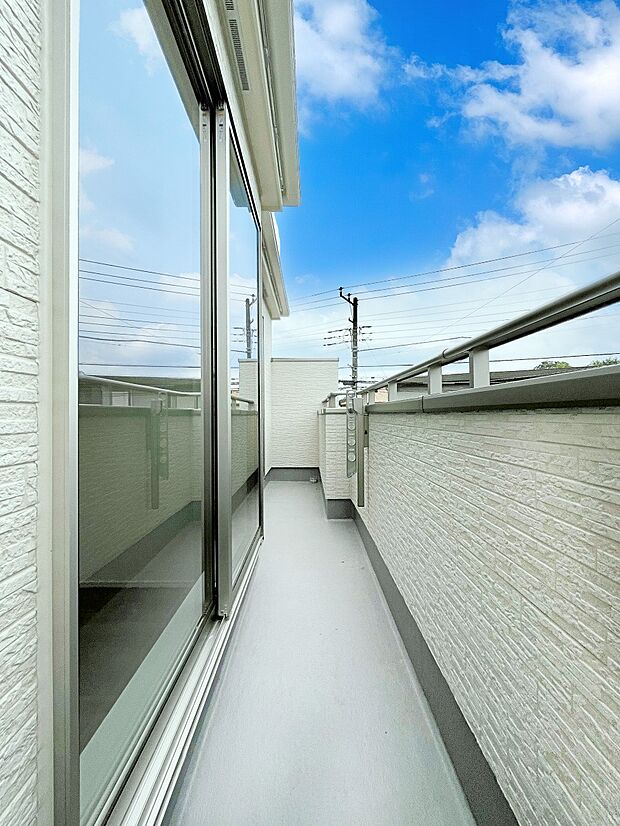 暖かな陽光が降り注ぐバルコニーはお洗濯におすすめ。爽やかな風も心地よいです。 