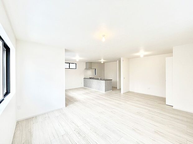 明るい陽光が注ぎ、寛ぎの雰囲気に満たされるダイニング。