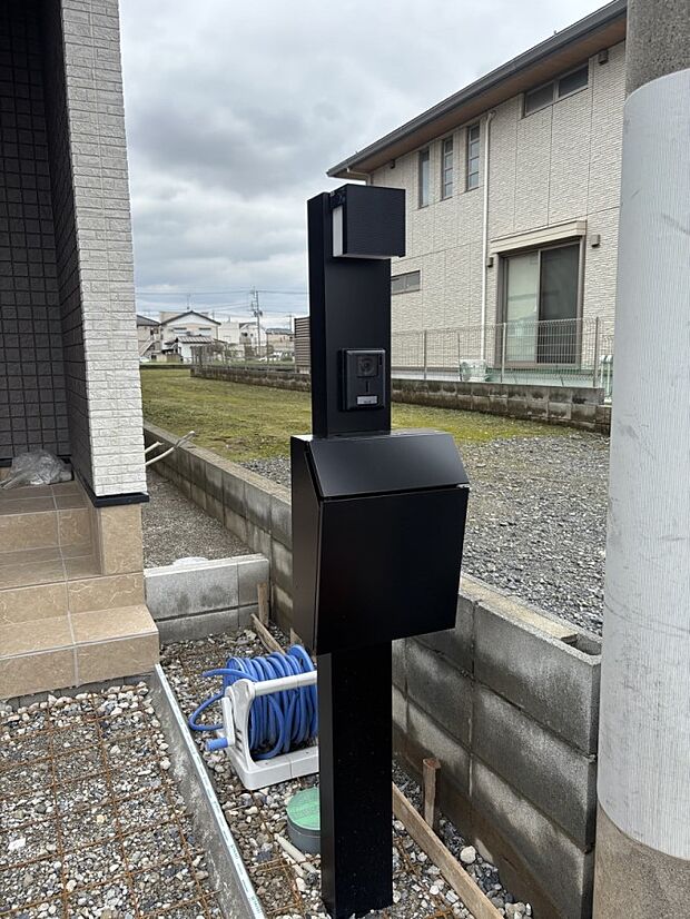 表札・インターホン・ポストをひとつに集約。エントランスになじむシンプルデザイン。