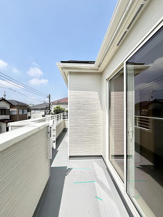 暖かな陽光が降り注ぐバルコニー。爽やかな風も心地よいです。