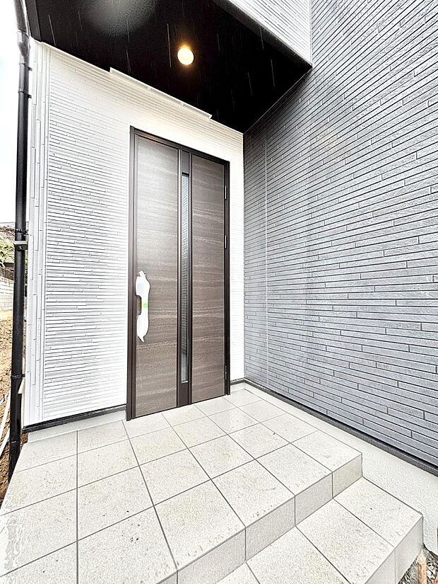 大切な家族、来客を出迎える玄関。