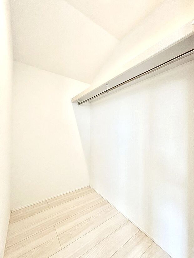 ウォークインクローゼット付きで生活空間を広く利用できます。