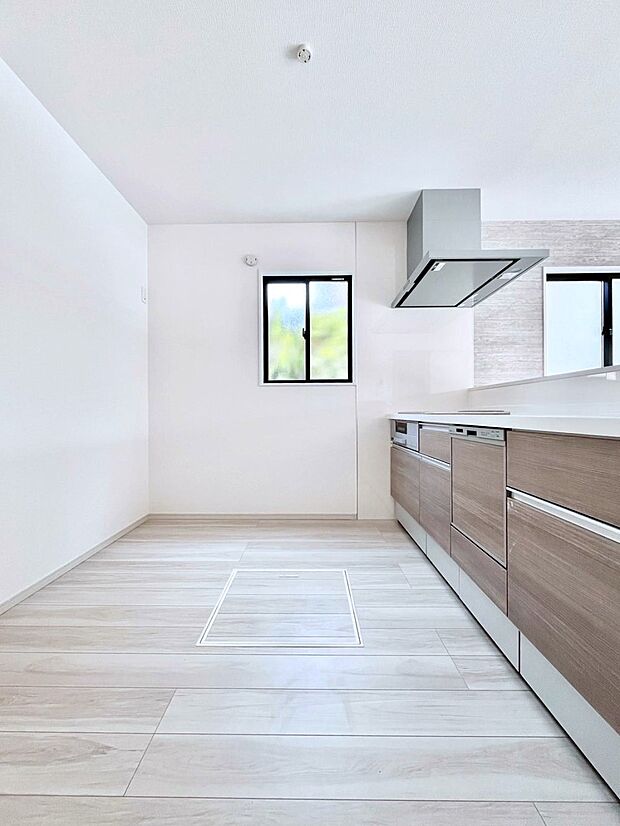 爽やかな風が通り抜けるキッチン。窓があるので明るく換気にも役立ちます。