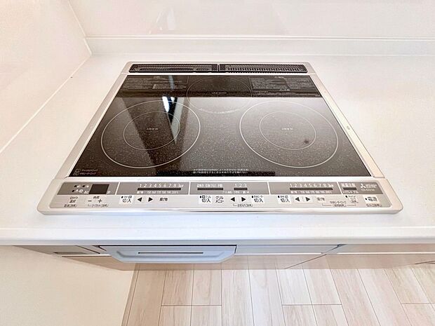 IHクッキングヒーターは天板の調理面がフラットなので調理後はサッと一拭きするだけ!