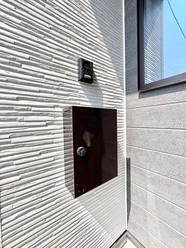 シンプルデザインのポスト。