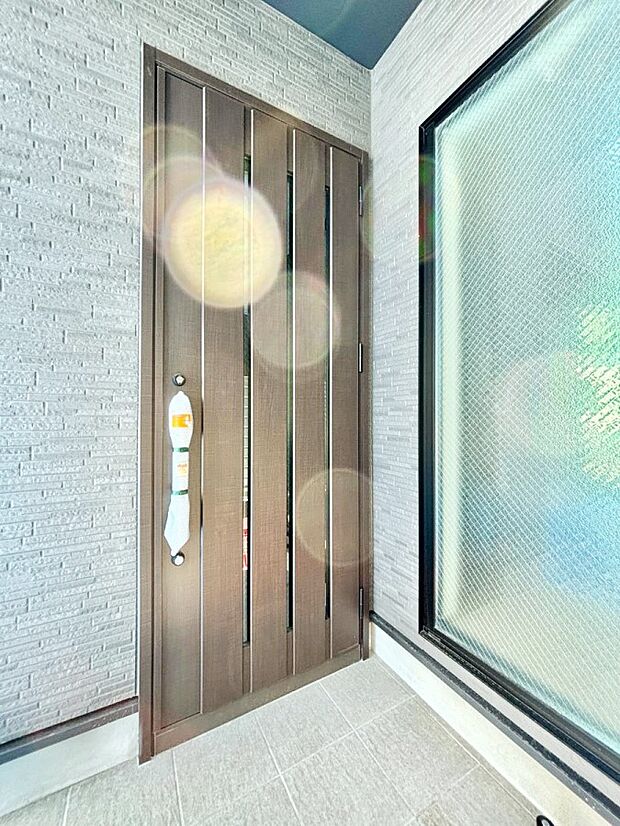 住まいの顔を演出する、玄関ドア。