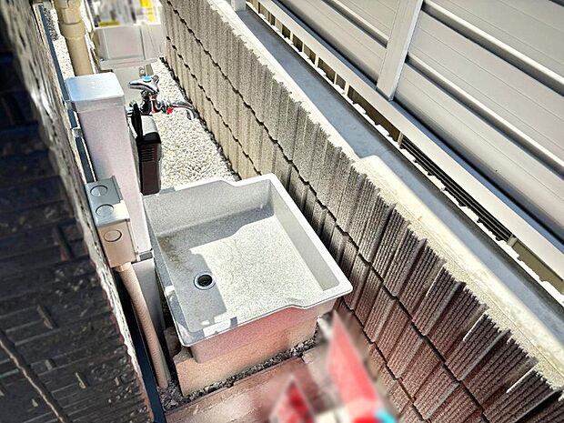 洗車や外掃除、お子さまの水遊びなどに便利な外水栓