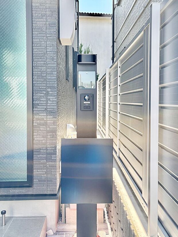 表札・インターホン・ポストをひとつに集約。エントランスになじむシンプルデザイン。