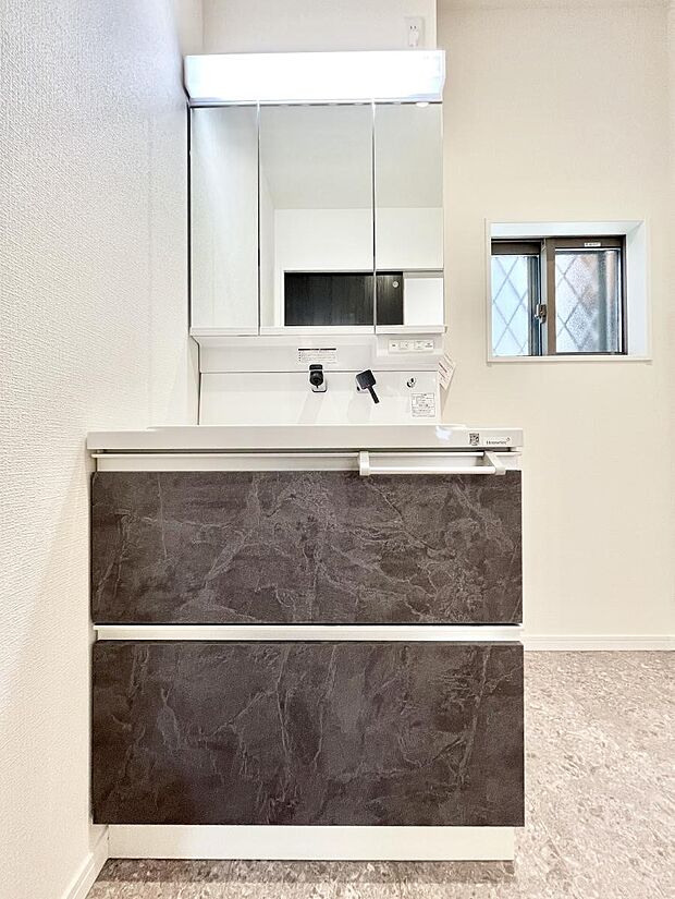 収納力と機能性に優れた洗面化粧台