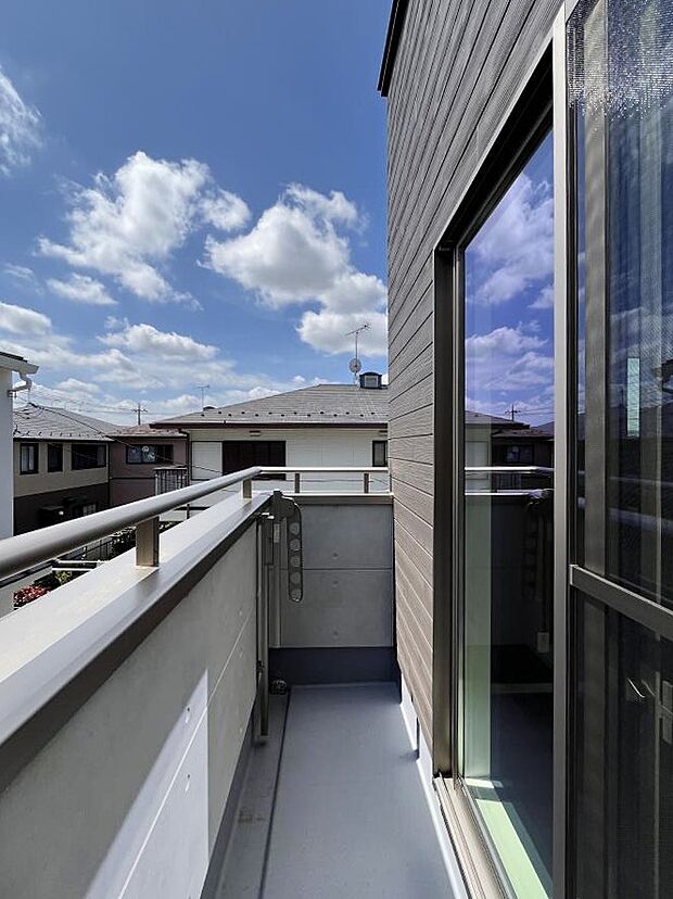 暖かな陽光が降り注ぐバルコニーはお洗濯におすすめ。爽やかな風も心地よいです。 