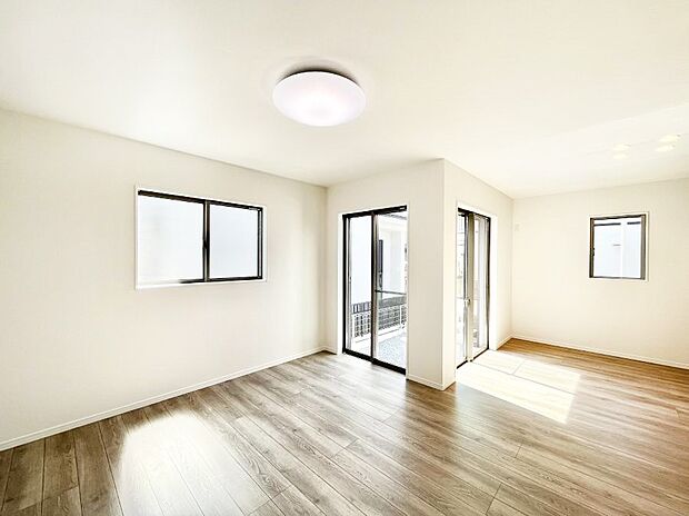 家族の笑顔が自然と生まれてくる、そんな雰囲気のダイニングに仕上がっています。