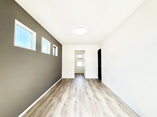 ウォークインクローゼットがあるお部屋！季節ごとの入れ替えも不要で便利です。 