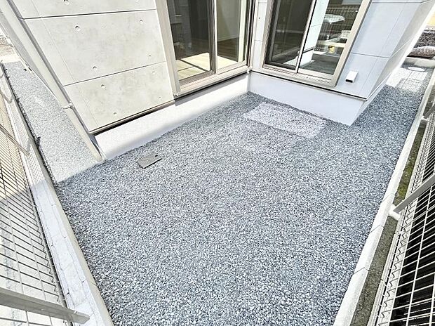 住まいに明るい光と開放感を演出してくれる庭スペース付き！