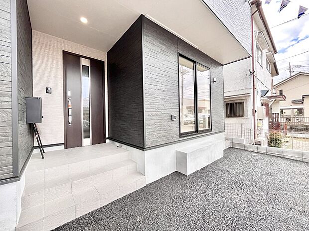 大切な家族、来客を出迎える玄関。