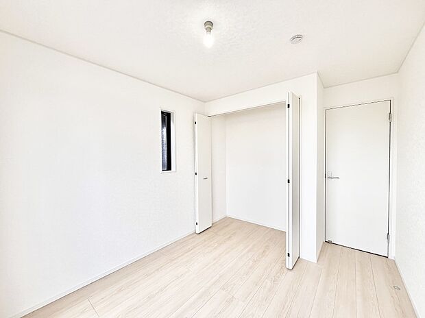 お子さまのお部屋としても！衣類の整理整頓に便利なクローゼット付きの洋室。